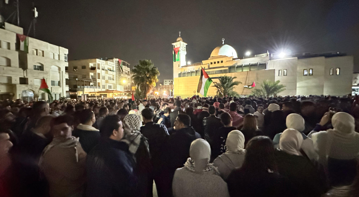 أردنيون يواصلون التظاهر في محيط سفارة الاحتلال بالعاصمة عمان