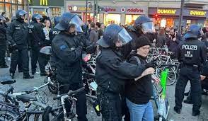 الشرطة الألمانية تقمع متظاهرين مؤيدين لفلسطين وتعتدي على مسلمة