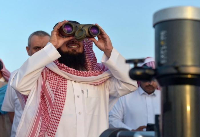 السعودية تدعو لتحري هلال العيد .. والفلك يقول كلمته