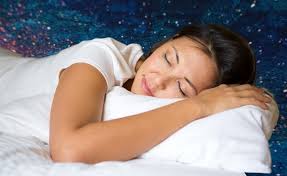 تأثير النوم الليلي لمدة 8 ساعات على جمال بشرتكِ: ماذا يحدث؟