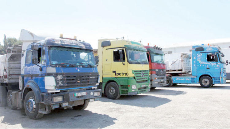 شاحنات أردنية تدخل للقطاع خلال أيام ومصر تسمح لشاحنات بالدخول