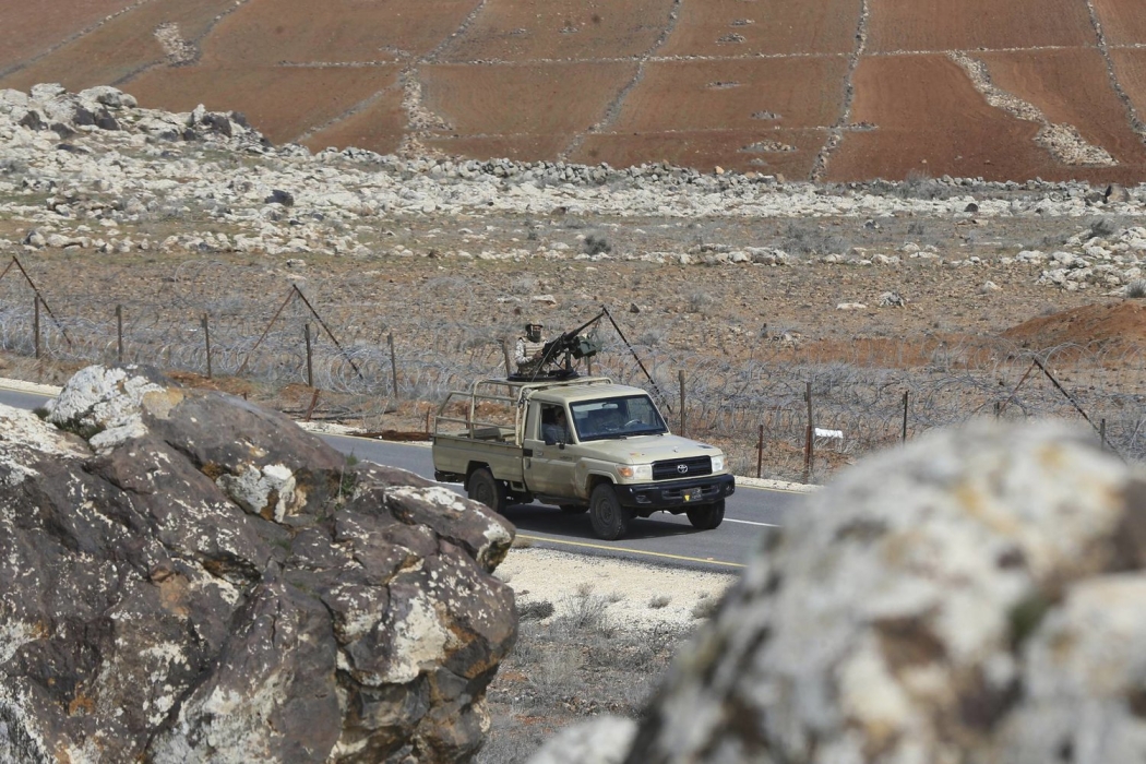 الجيش: مقتل مهربين وإصابة اخرين وضبط مخدرات على الحدود السورية