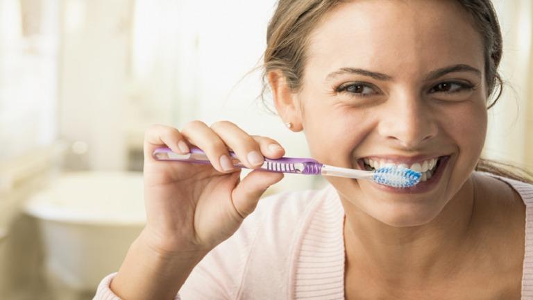 متى ينبغي استبدال فرشاة الأسنان لتجنب الإصابة بالمرض؟