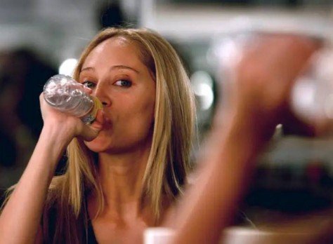6 أسباب تجعلك تشعر بالعطش رغم شرب كمية كافية من الماء