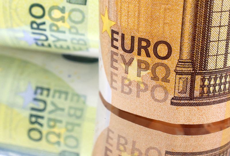 اليورو يتراجع مع ازدياد احتمالات خفض المركزي الأوروبي للفائدة