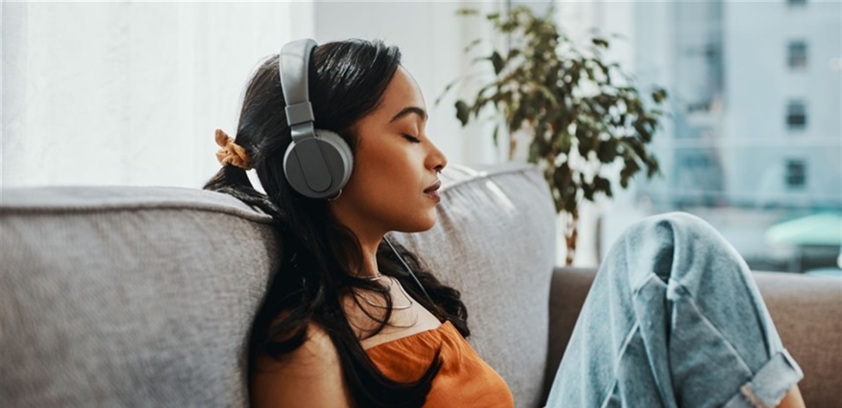 الاستماع للموسيقى الحزينة يؤدي للسعادة.. دراسة تكشف السبب