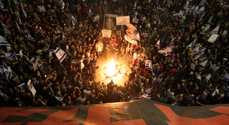 على وقع تظاهرات في تل أبيب.. قلق لدى عائلات المحتجزين