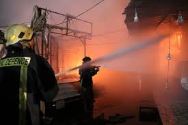 عاجل الدفاع المدني يخمد حريق اربعة تريلات بمحافظة العاصمة