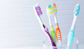 كل ما تحتاج لمعرفته حول تغيير فرشاة الأسنان والعناية بصحة فمك