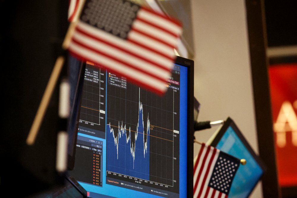 انخفاض مؤشرات الأسهم الأميركية والنفط الخام