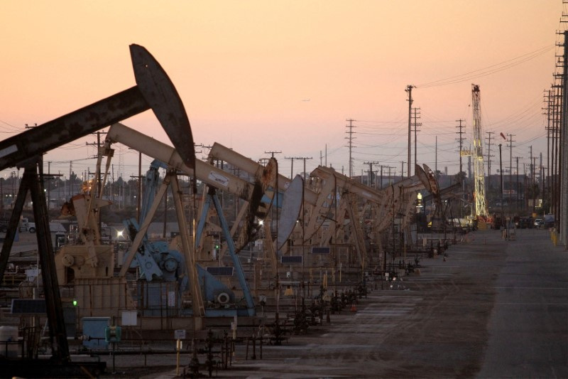 النفط يرتفع بعد إعادة فرض عقوبات أمريكية على نفط فنزويلا