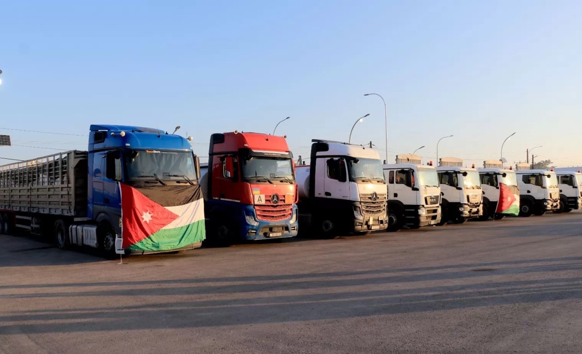 القوات المسلحة ترسل 51 شاحنة مساعدات إنسانية إلى قطاع غزة