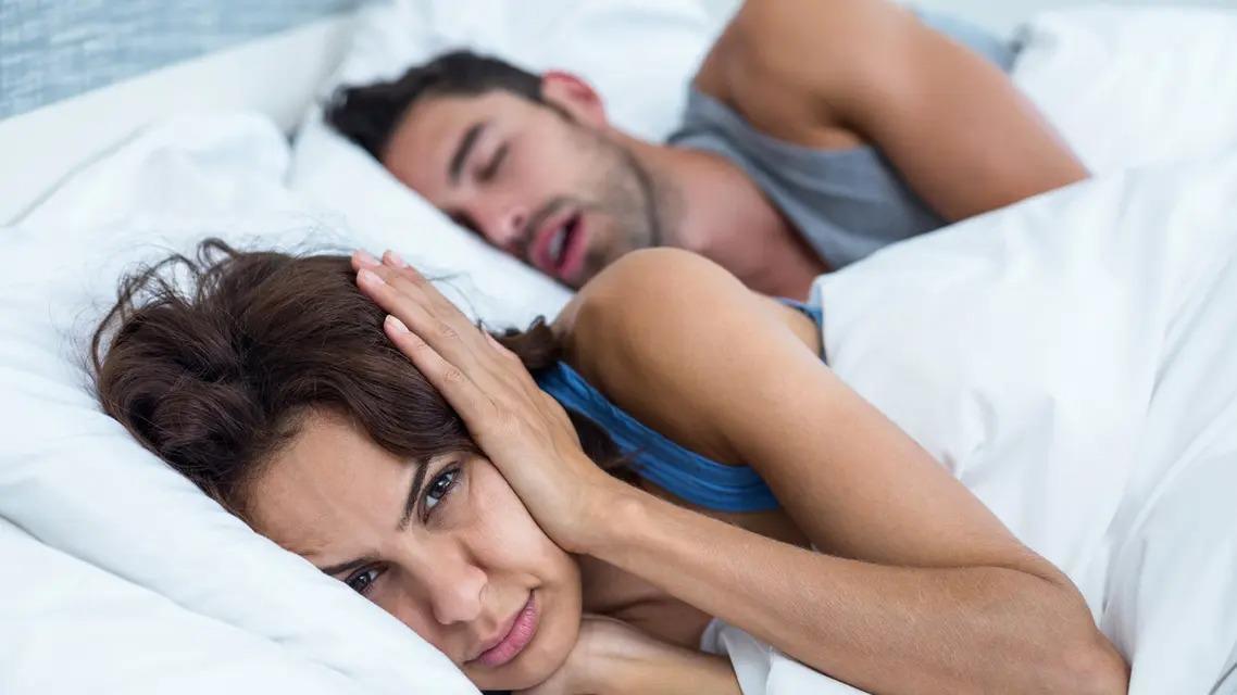 متى يكون الشخير أثناء النوم خطراً؟