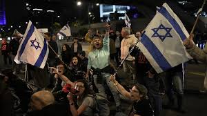 الشرطة تعتقل متظاهرين شاركا بمظاهرة في تل أبيب