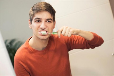 أطعمة ومشروبات تُحذّر من تنظيف الأسنان بعد تناولها: ماذا يجب أن تعرف؟