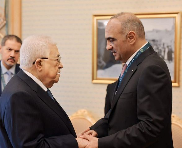 رئيس الوزراء يلتقي  عباس على هامش المنتدى الاقتصادي العالمي في الرياض