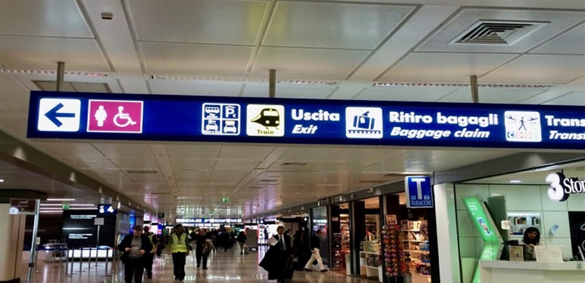 نائب متهم بسرقة عطر من السوق الحرة في مطار روما!