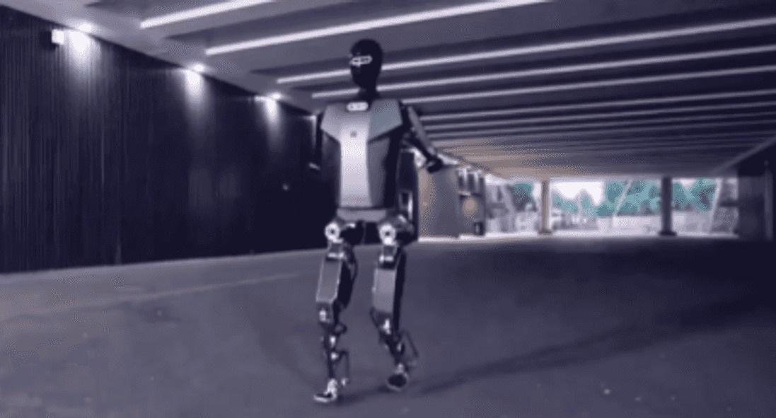 الصين تكشف عن أول روبوت يركض مثل الإنسان