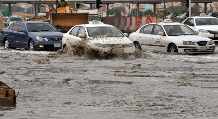 السعودية تغرق.. فيضانات عارمة تجرف المركبات وتجتاح الطرقات