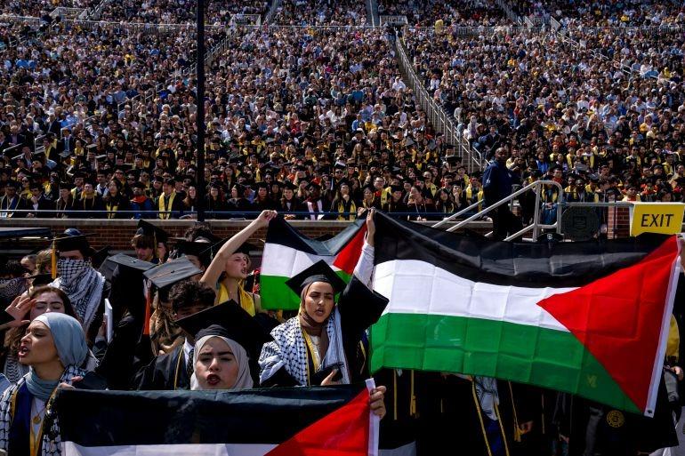علم فلسطين يرفرف في حفلات تخرج طلاب الجامعات حول العالم