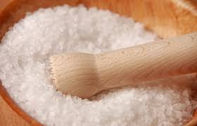 الملح الخشن: فوائده واستخداماته في عناية القدمين