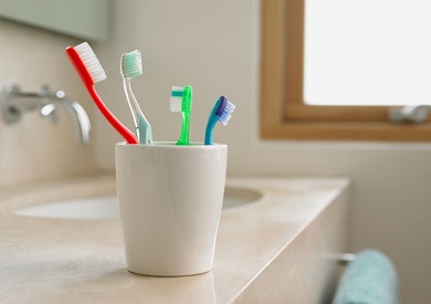 تخزين فرشاة الأسنان بشكل خاطئ يسبب الأمراض.. تعرف على الطريقة الصحيحة