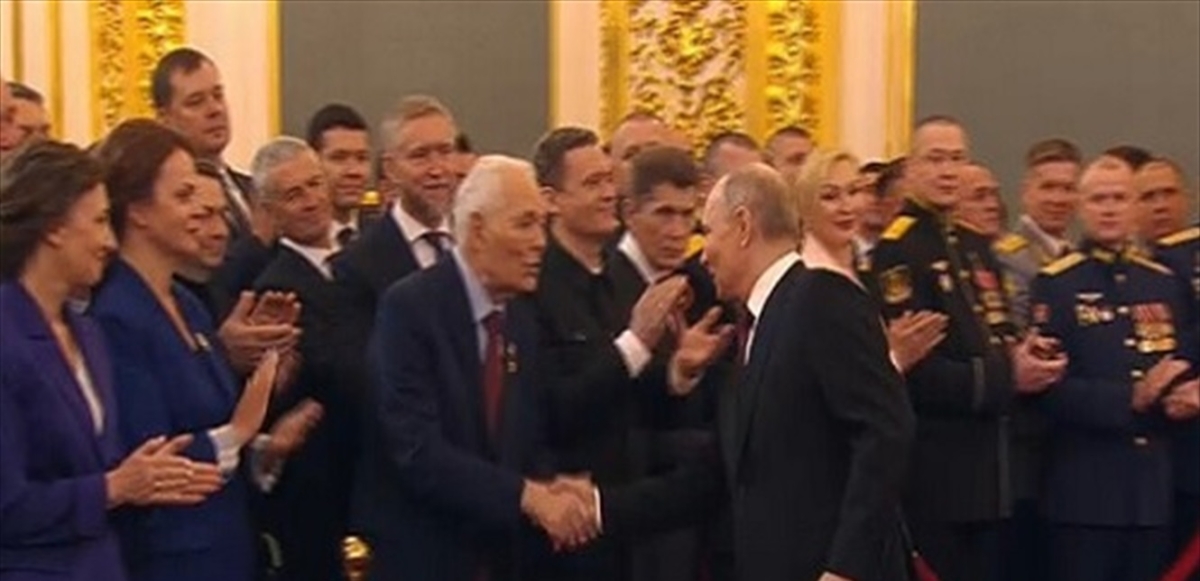 بوتين توقف أثناء مراسم تنصيبه ليُصافح ضيفا بين الحضور.. من هو؟
