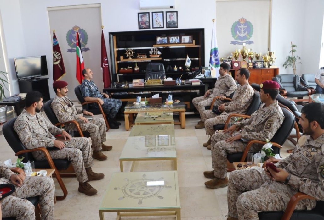 قيادة القوة البحرية والزوارق الملكية تستقبل وفداً عسكرياً سعودياً