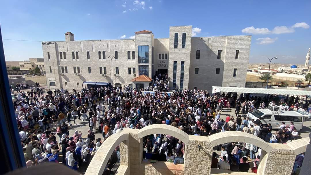الالاف من جامعة الزرقاء يشاركون في استقبال الملك خلال زيارته للزرقاء