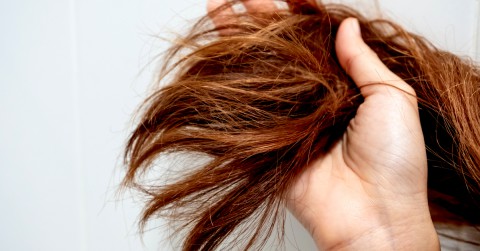 مواجهة جفاف الشعر: الأسباب وماسكات منزلية طبيعية