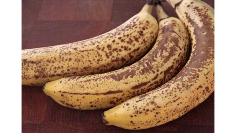 هل من الآمن تناول الموز الناضج بعد تغير لونه؟
