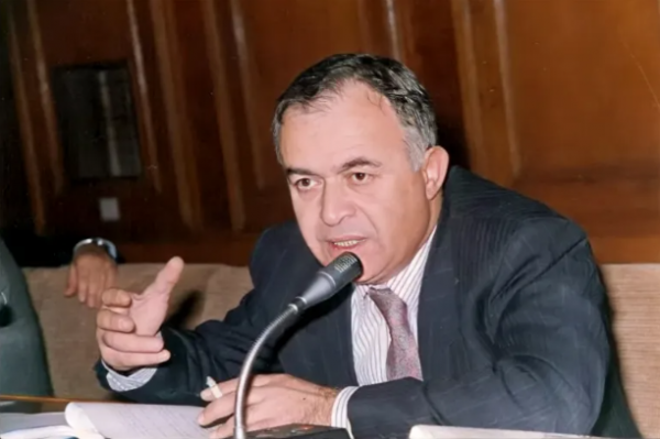 وزير الثقافة ينعى الأديب والنائب السابق فخري قعوار