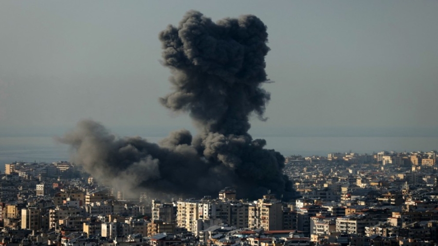 أ ف ب: غارات إسرائيلية مكثفة على بيروت واستهداف قيادي في حزب الله