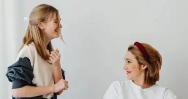 نصائح للأم لحماية الفتاة من المخاطر الخارجية.. تقبل المشاعر والاستماع الجيد
