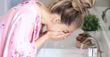 6 أخطاء شائعة تجنبيها عند غسل وجهك تجعل بشرتك جافة