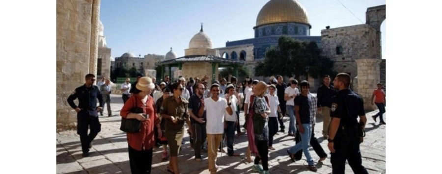 مستوطنون يقتحمون الأقصى بحراسة شرطة الاحتلال