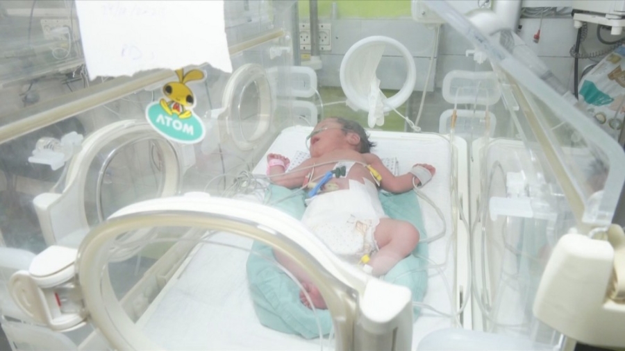 نقص الحليب وفوط الأطفال مشكلة تطفو على سطح المعاناة في غزة