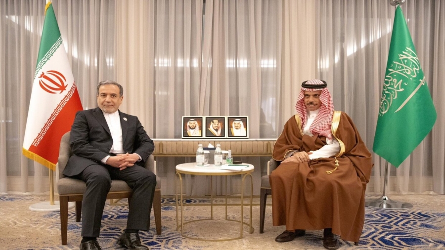 وزير الخارجية السعودي يلتقي نظيره الإيراني في الدوحة ويبحثان التطورات الأخيرة في سوريا