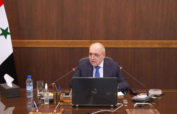 شاهد بالفيديو  .. لحظة خروج رئيس الوزراء السوري من منزله لتسليم السلطة