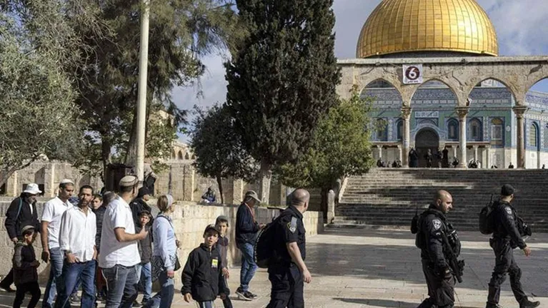 مستوطنون متطرفون يقتحمون الأقصى بحراسة مشددة من شرطة الاحتلال