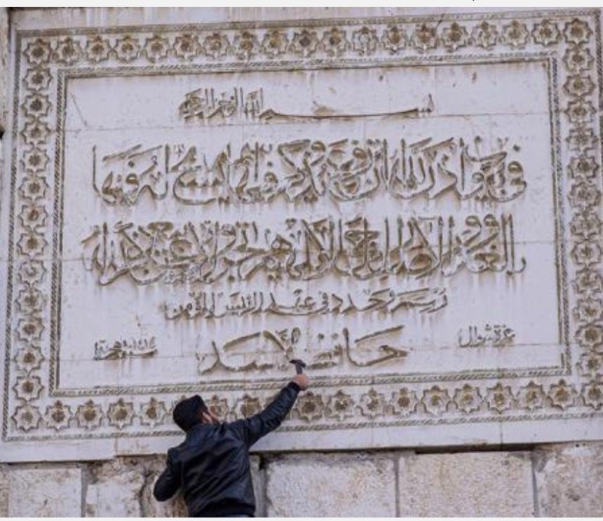 دمشق .. إزالة اسم حافظ الأسد من جدار المسجد الأموي