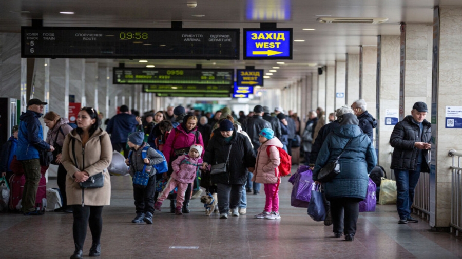 السكك الحديدية الأوكرانية تزيل اللغة الروسية من تذاكر القطارات