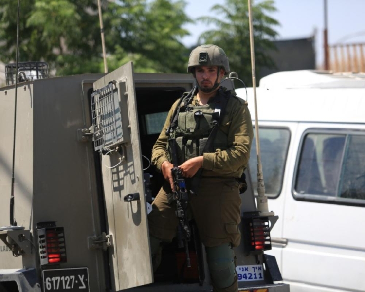 الاحتلال يحتجز فلسطينيين جنوب الخليل