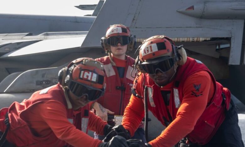 على متن السفينة “ترومان”.. “المركزية الأمريكية” تُوثِّق شن ضربات ضد الحوثيين