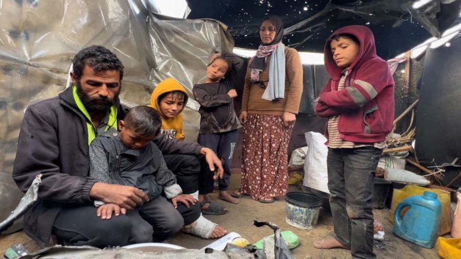 نغرق في مياه الأمطار: نازحو غزة يصفون أوضاعهم الصعبة في مواجهة برد الشتاء