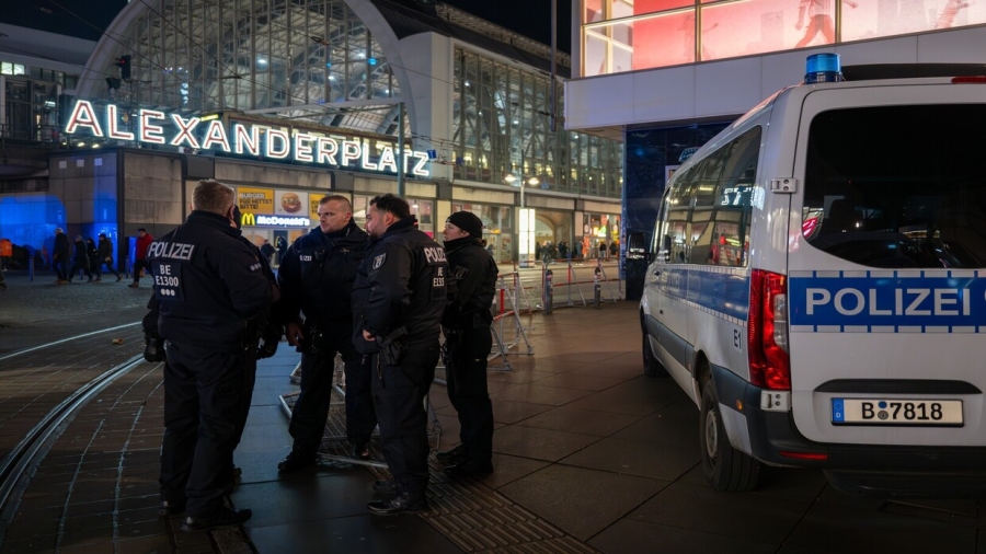 ألمانيا.. شرطة برلين تعتقل رجلا هاجم وأصاب عدة أشخاص بسكين ووسائل إعلام تكشف هويته
