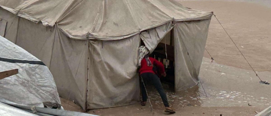 معاناة نازحي غزة تتفاقم بعد غرق الخيام واستمرار الحرب