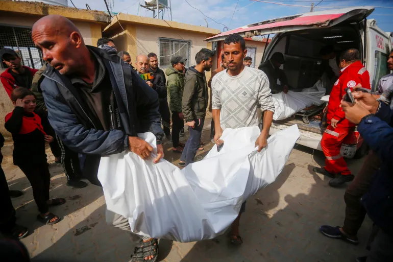 انتشال شهيد عقب قصف إسرائيلي غربي مدينة غزة