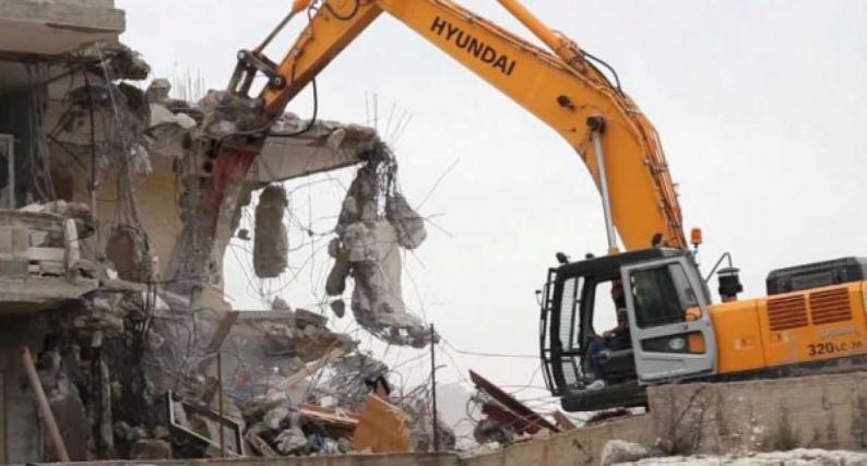 الاحتلال يهدم منزلا ببلدة حزما شمال شرق القدس