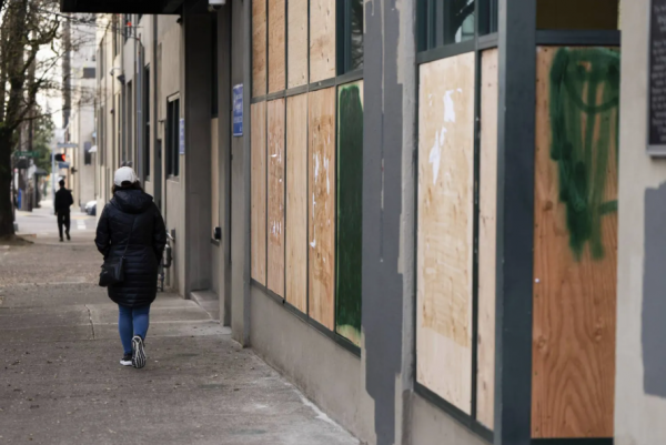 الشرطة الامريكية: هجوم على مكتب انتخابات بورتلاند يحطم عشرات النوافذ